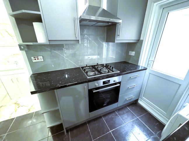 2 Bed Flat with Garden &pound;1800 Pcm East Ham Main Photo