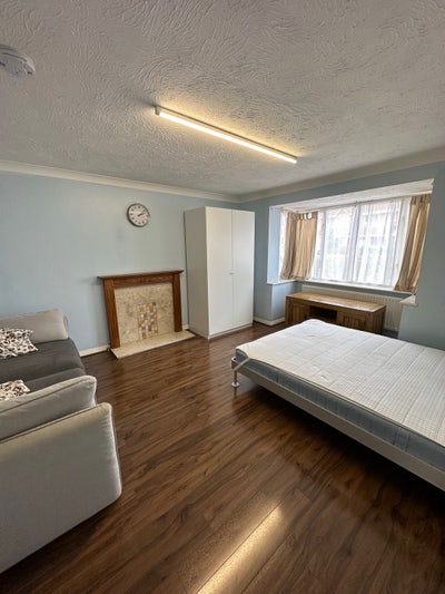 En-suite & Double Rooms in Stapleton next to M32 Main Photo
