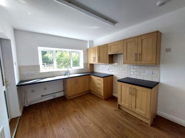 Very Large Room Available – Bills Included S71! Main Photo