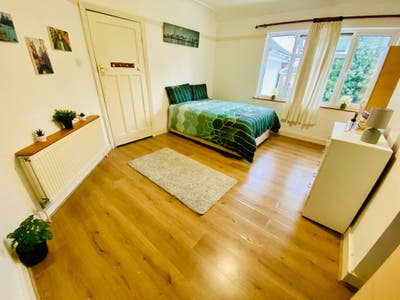 🌟 Large Double Room in Ealing Common – Zone 3 🌟 Main Photo