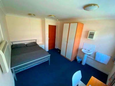"Furnished Flatshare: Easy Access to Town Centre!" Main Photo