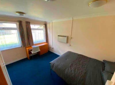 "Furnished 1-Bed Flatshare: Ideal for Key Workers! Main Photo
