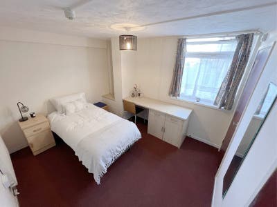 *All Bills Included: 1-Bed Flatshare near Marina* Main Photo