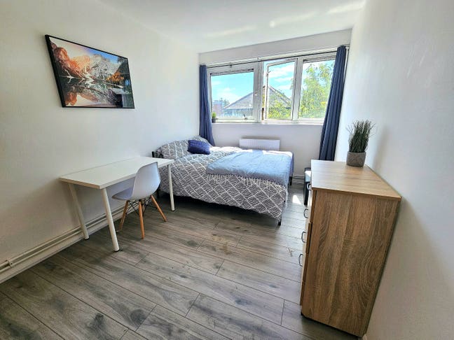 Algate/ Whitechapel Room Available mid September! Main Photo