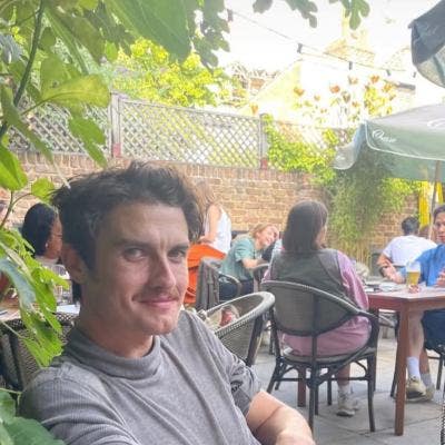 30 yo male moving back to London after a year Main Photo