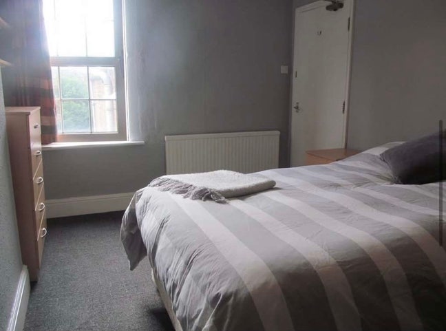 2 Rooms need filling ASAP Main Photo