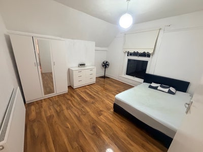 Modern 3 Spacious Double rooms - available now.!!  Main Photo