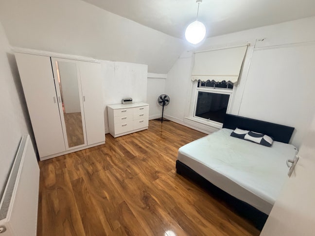 Modern 3 Spacious Double rooms - available now.!!  Main Photo