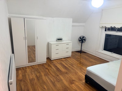 Modern 3 Spacious Double rooms - available now.!!  Main Photo