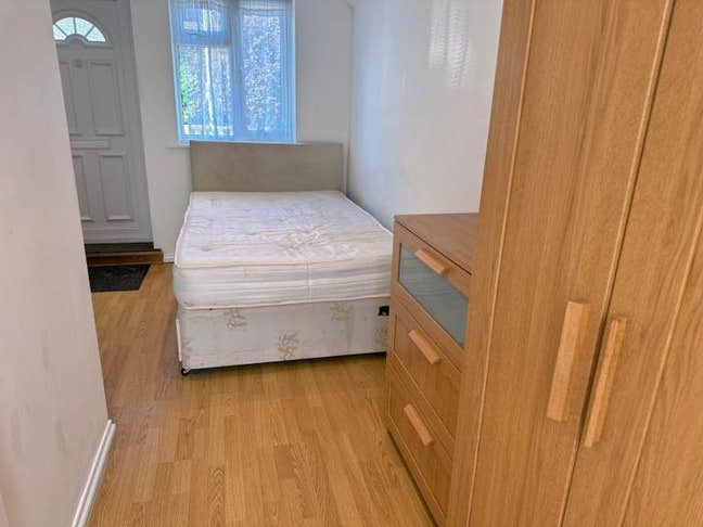 Studio Room is available for rent in - SM6 7LR Main Photo