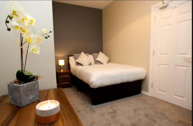 Double Room Eccles | Great Location Near Tram Main Photo