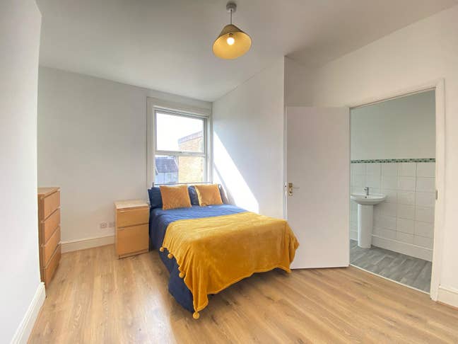 Double room with en-suite  Main Photo
