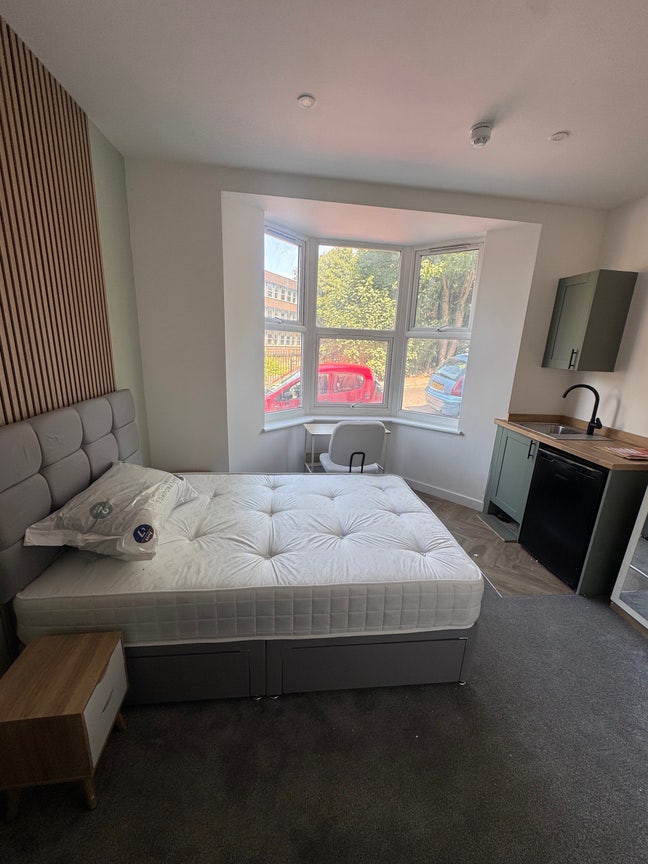 Brand New 7-Bed En-Suite Property – WS1 ✨🏡 Main Photo
