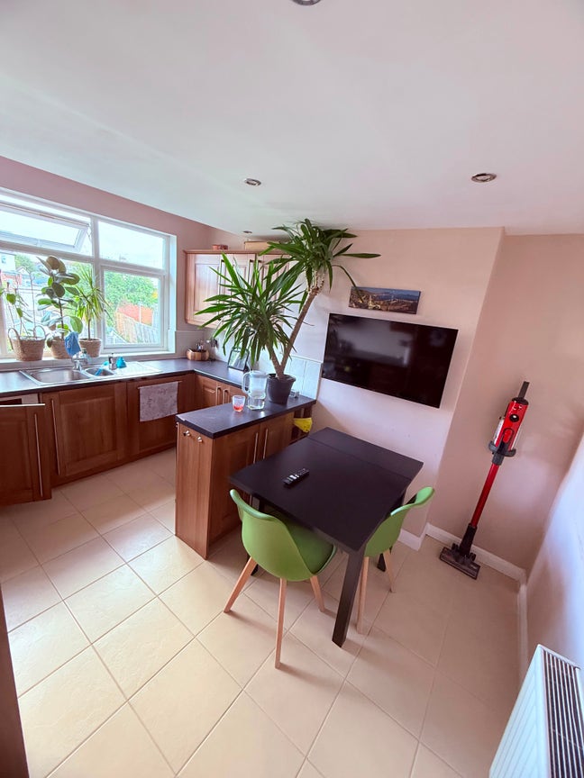 Bedroom in Loughton * Professional only  Main Photo