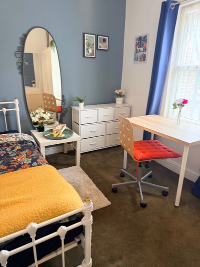 CW - R5- Double Room in forest gate. Main Photo
