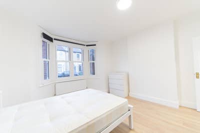 Large Double Ensuite in Quiet House  Main Photo