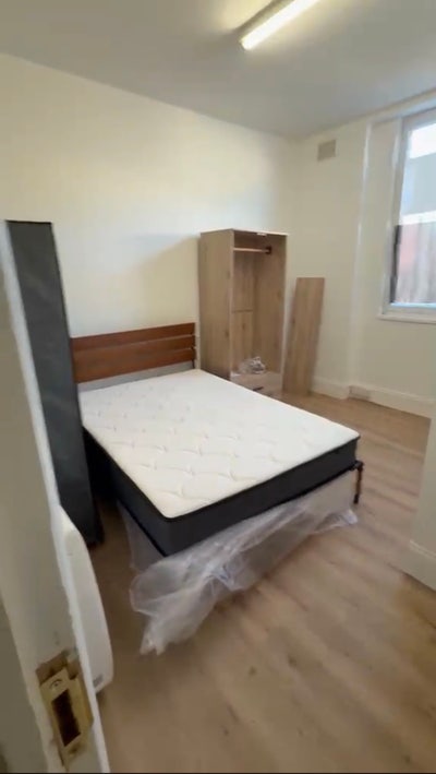 En-suite Available only moments away from Kings x Main Photo