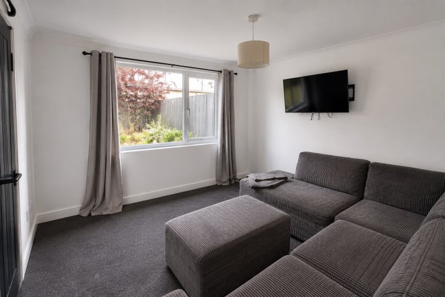 Newly Renovated House Share - All Bills Included Main Photo