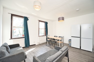 5 Bed 2 Bath Driveway + Garden in Stratford E15 Main Photo