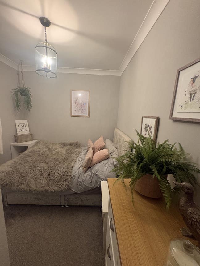 Small double room to let in family home Main Photo