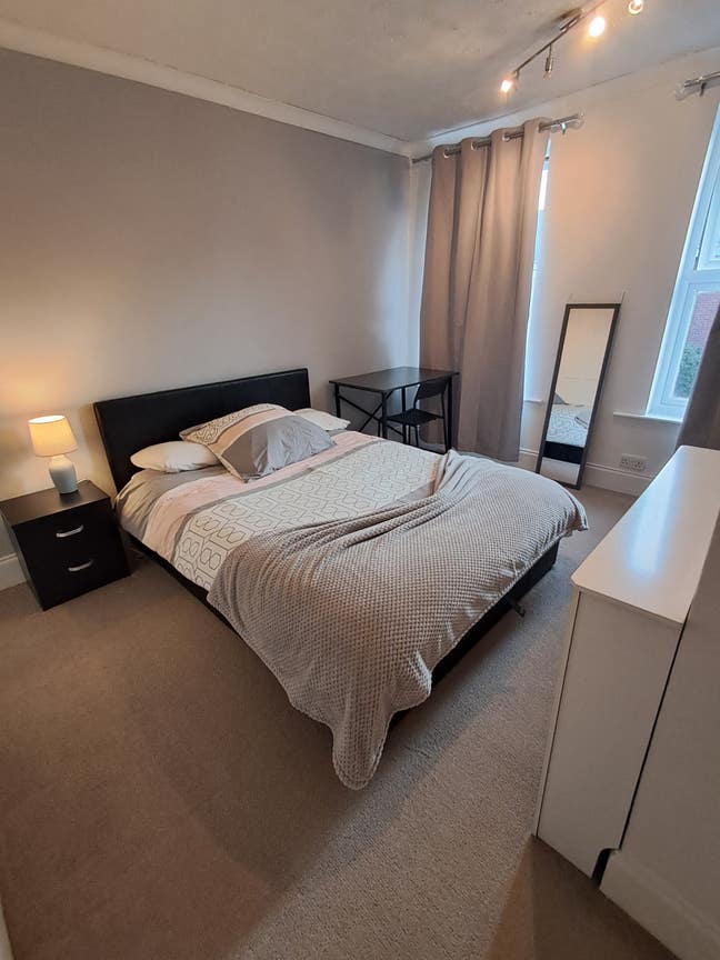Cozy and Spacious Double Bedroom(Live-In Landlord) Main Photo