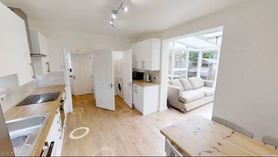 Parking, Cleaner, Gardener, All Bills Included Main Photo