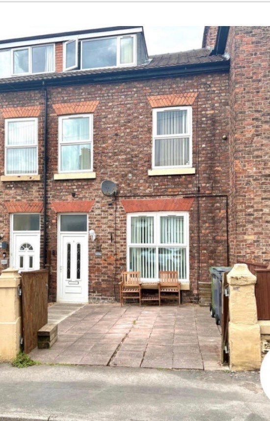 &pound;425 rooms bills included  Main Photo