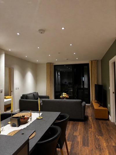 Modern En-suite Double room available in E14 Main Photo