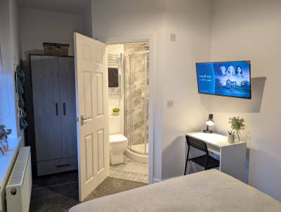 Modern Double En-suite Room (all bills included). Main Photo