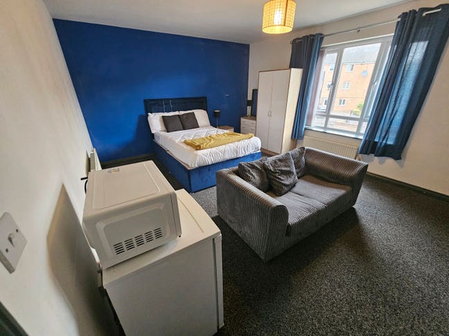 Large Double Room in Oldbury /Bills included Main Photo