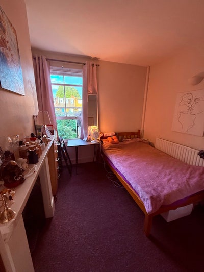 Bright, spacious (yet cosy!) furnished double room Main Photo
