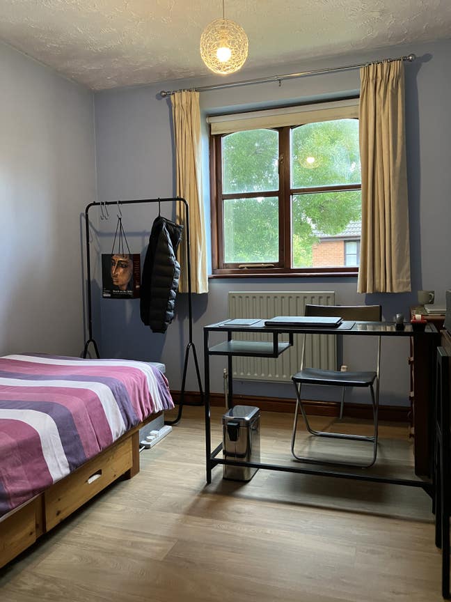 Double room available in a 4 bedroom shared house Main Photo