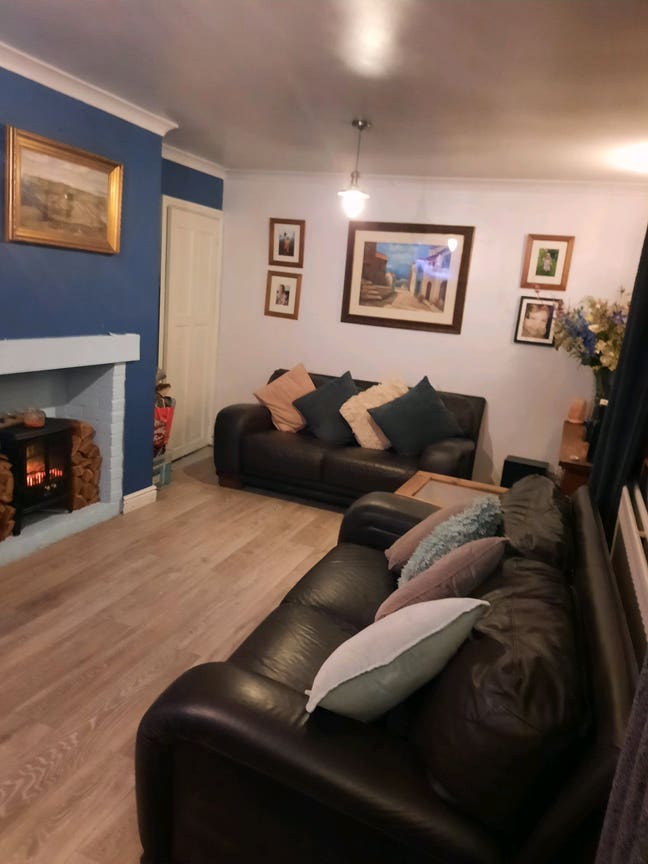 Double bedroom in detached house. Off road parking Main Photo