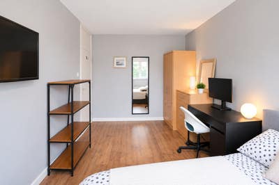 Large Double Room🌿Balcony nr Vicky Park+Lido🚆✨ Main Photo