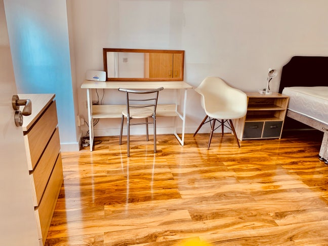 🏡 Two Rooms Available in  Friendly Household Main Photo