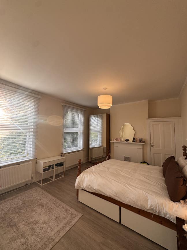 Spacious king bedroom in Stoke Newington house Main Photo