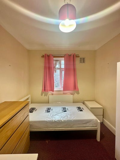 Nice Single Room Near Stepney Green Station  Main Photo