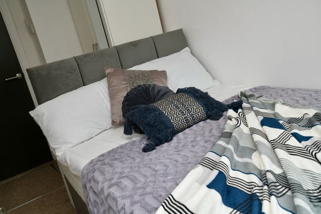 Beautiful Ensuite Room - Couples Welcome too!!  Main Photo
