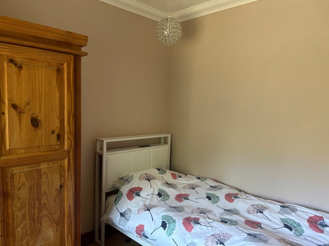 Comfortable Single Room in Friendly Family  Home Main Photo