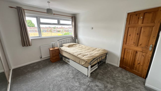 Double room available in recently modernised house Main Photo