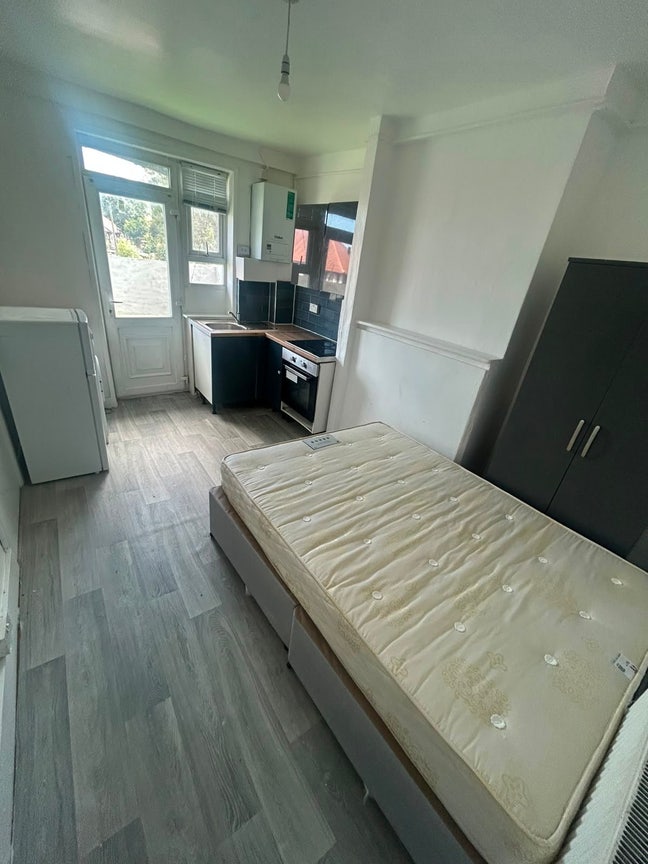 🏡 ✨ Studio Flat to Let in Edgware  Main Photo
