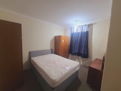 Double bedroom available  Main Photo