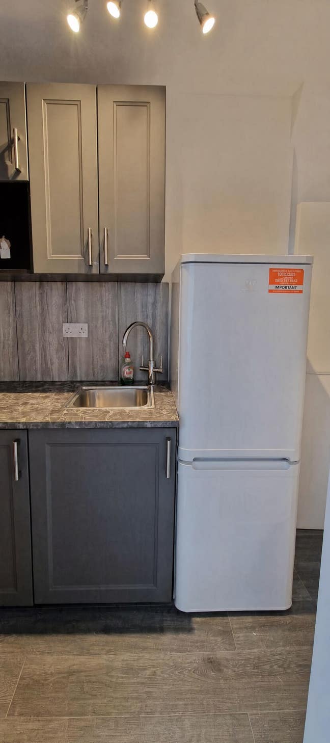  1 Bed flat. Separate kitchen and shower room Main Photo