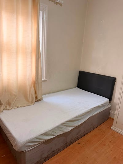 Medium Room with Single Bed Opp Sainsbury. Main Photo