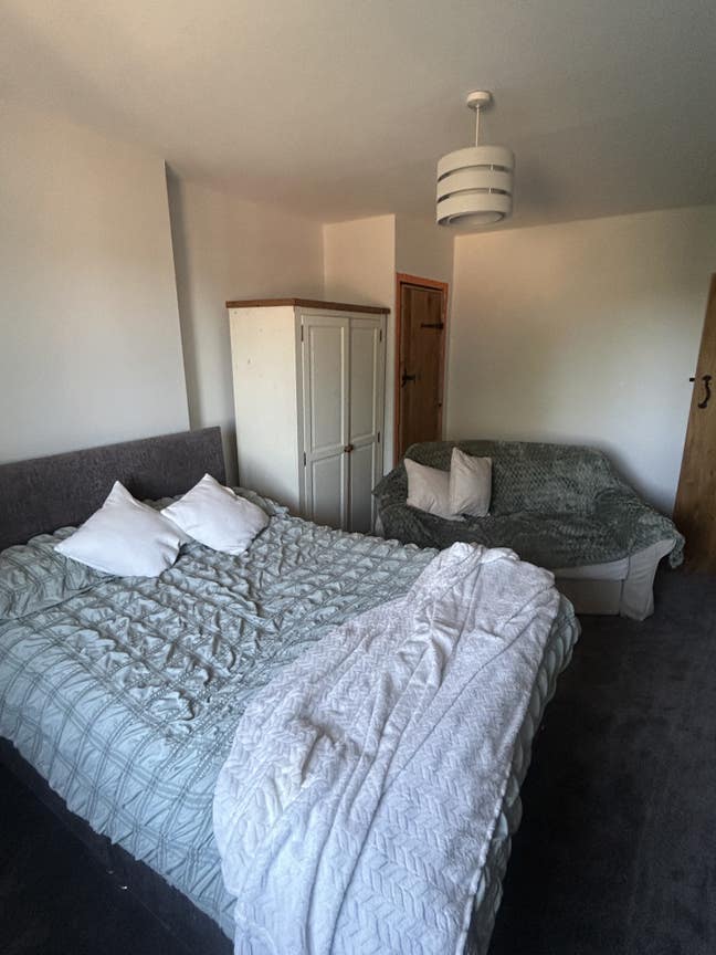 Large Double bedroom Main Photo