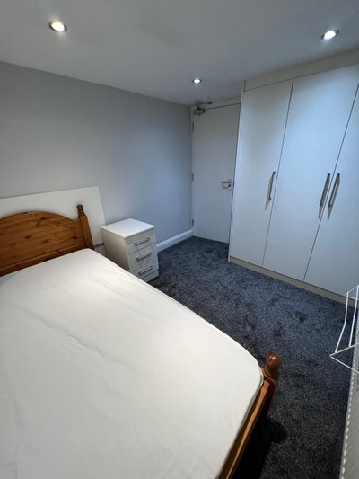 Modern Room in clean flat Main Photo