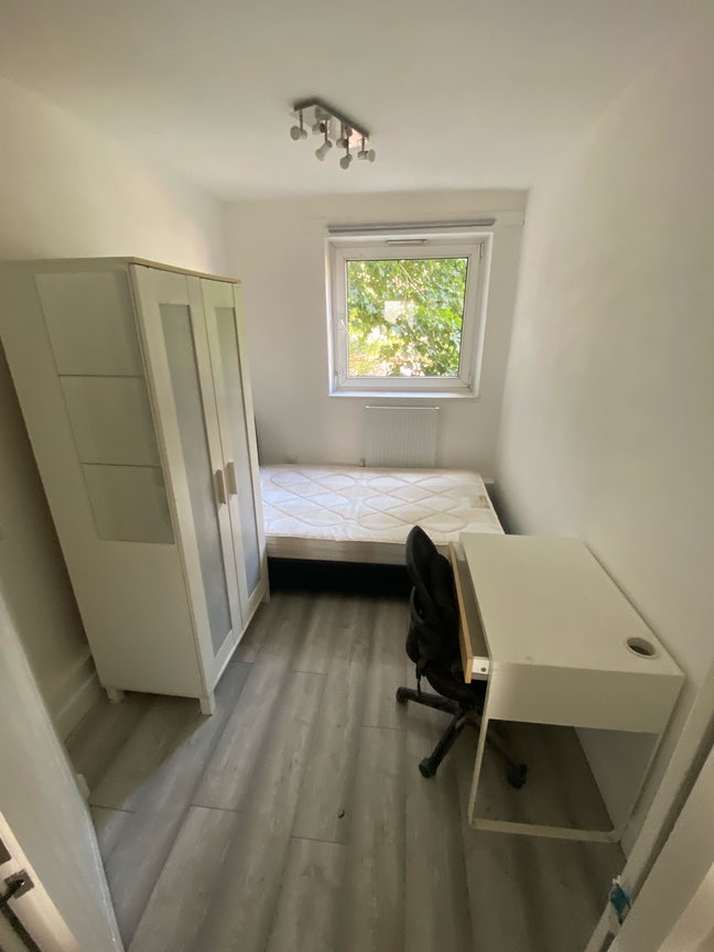 Small double room rent in Whitechapel/ near Uni Main Photo