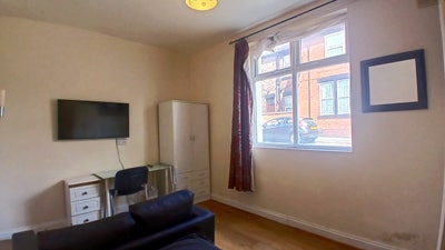 ST6/Burslem. Large Double + Sofa + TV. Parking Main Photo