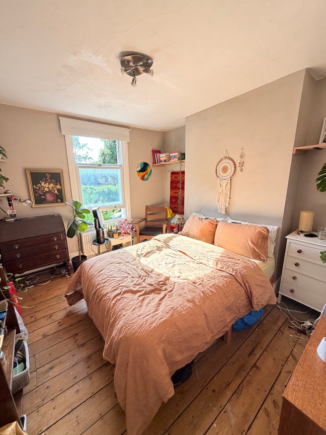 Double room in creative Camberwell house Main Photo