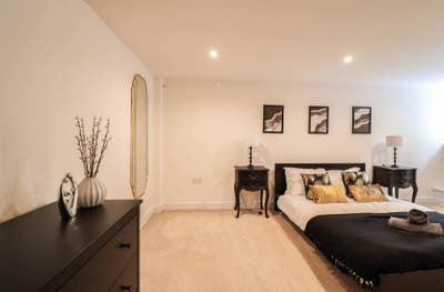 Furnished / Bills Inc. 2 Bed Flat : 1 to 12 month Main Photo
